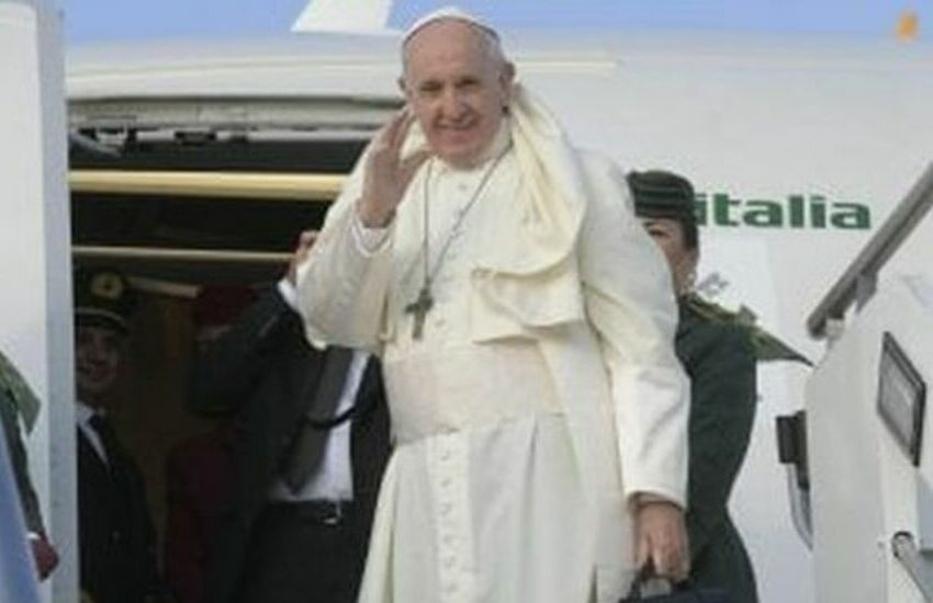 Papa Bergoglio spinto in carrozzina all’Assemblea Plenaria delle Superiori Generali