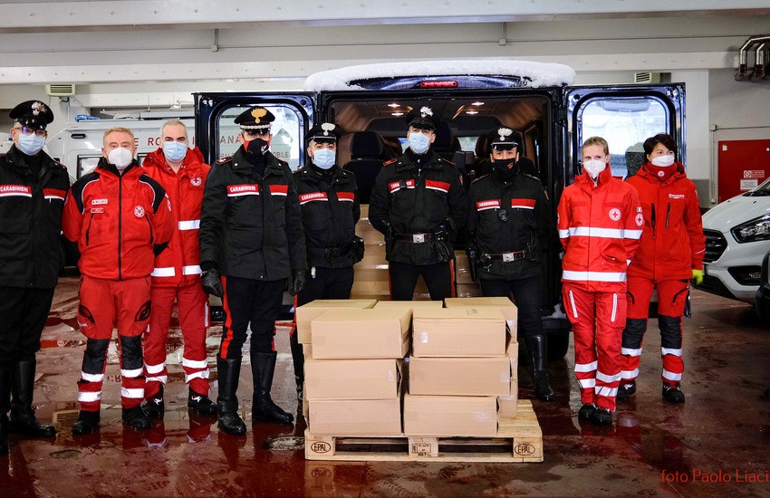Milano, i Carabinieri donano generi di prima necessità alla Croce Rossa