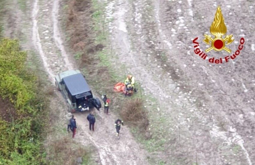 Mineo, elicottero dei Vigili del Fuoco soccorre occupanti di auto in panne