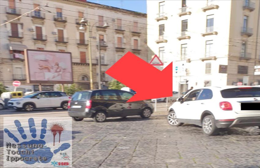 Autista di un’ambulanza aggredito selvaggiamente per una questione di viabilità: “Se mi vieni addosso ti sparo”