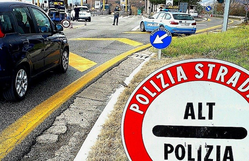 Spaventoso incidente sulla Gallipoli-Lecce. Cadono mattoni da un camion. Auto travolta