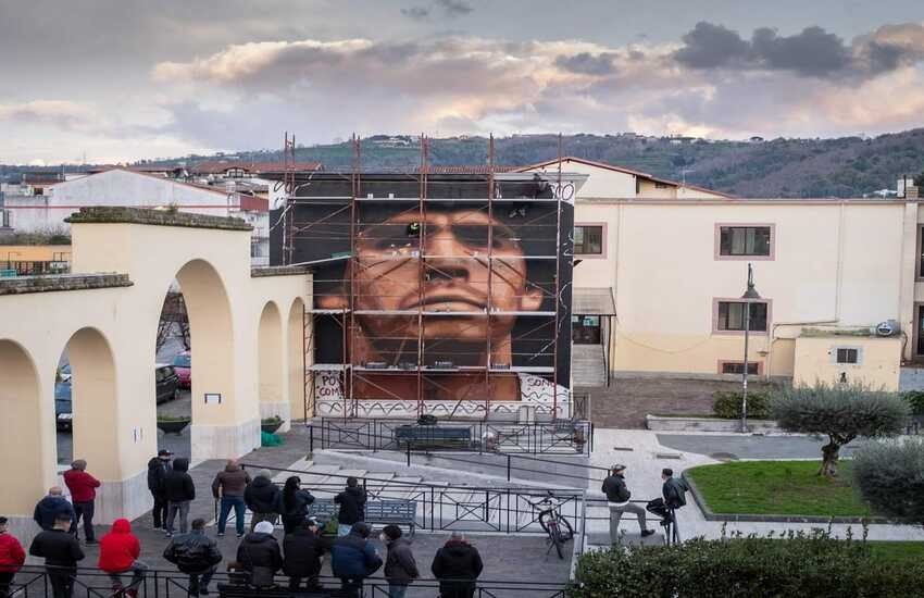 Un nuovo murales gigante di Maradona a Quarto, la firma è di Jorit: “Qui è casa mia”