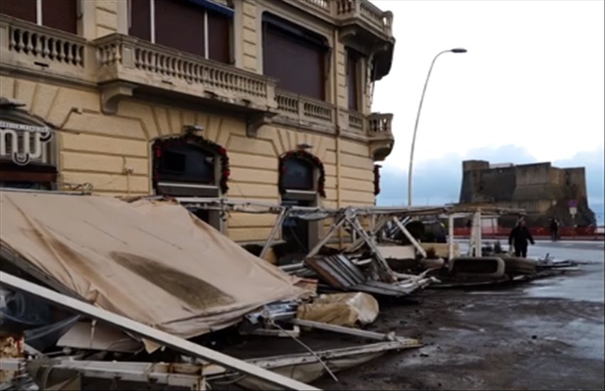 Lungomare di Napoli devastato dal maltempo, i ristoratori chiedono lo stato di calamità