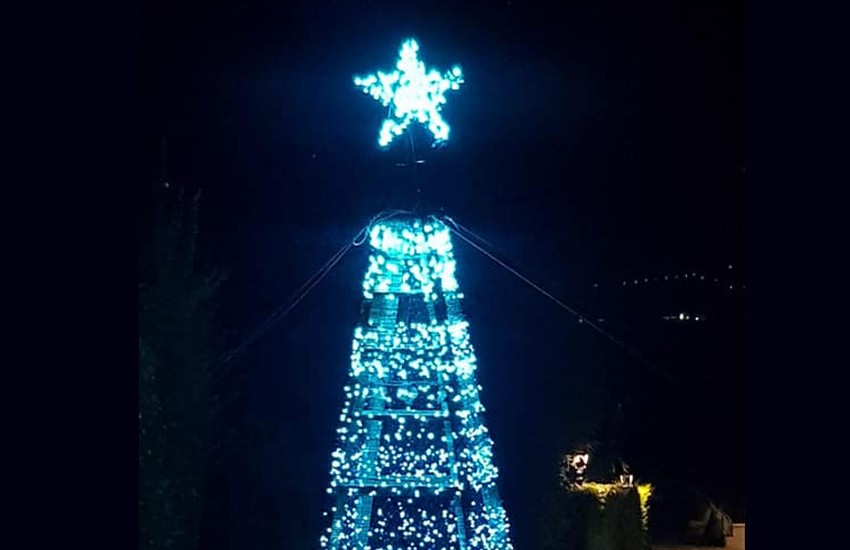 Un mega albero illuminato con 15mila led sulla “via degli innamorati” a Sturno