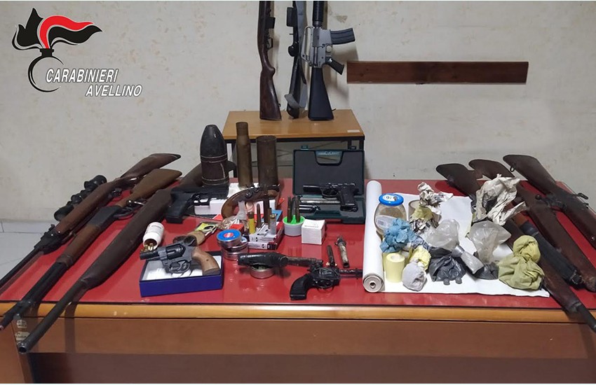 I carabinieri arrestano 2 uomini per detenzione di armi e materiale esplosivo