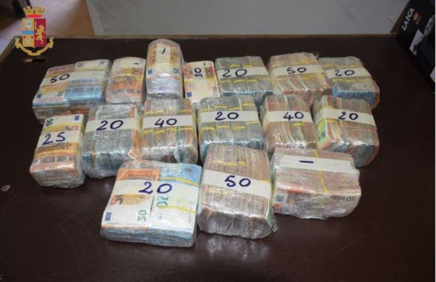Prende il reddito di cittadinanza, ma nasconde in casa 625mila euro. Sequestro per un 39enne di Taviano
