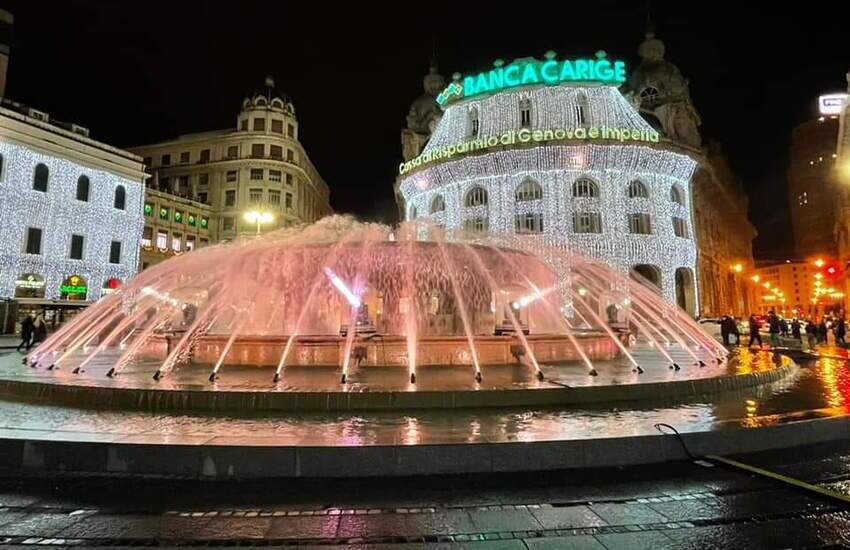Genova, è arrivato il Natale: un milione di lampadine accendono le facciate dei palazzi di piazza De Ferrari