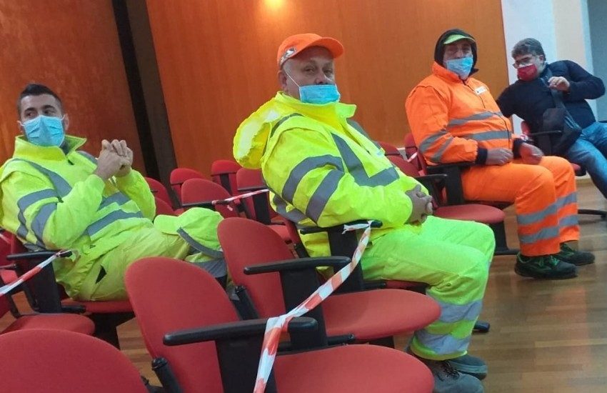 Chiedono il full time da 17 anni, lavoratori in protesta al Comune di Vernole