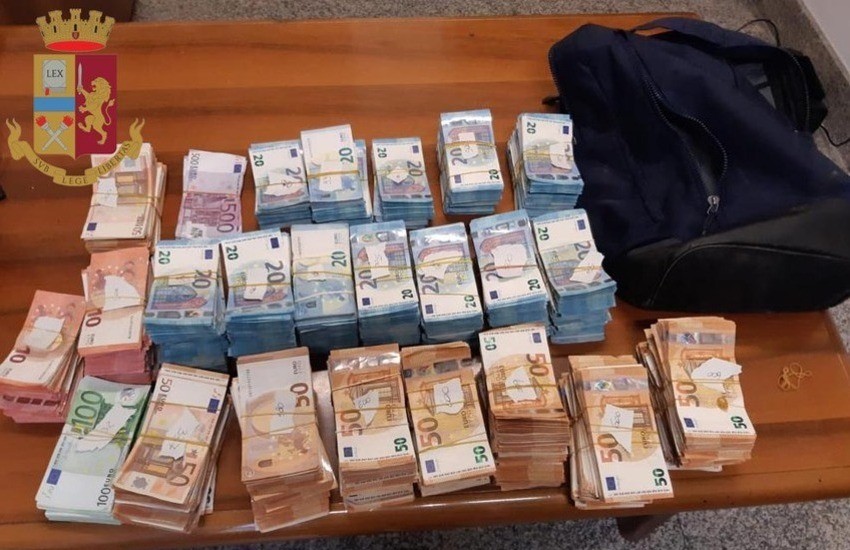 Milano, più di 300mila euro nello zaino: la Polizia arresta 37enne con documenti falsi