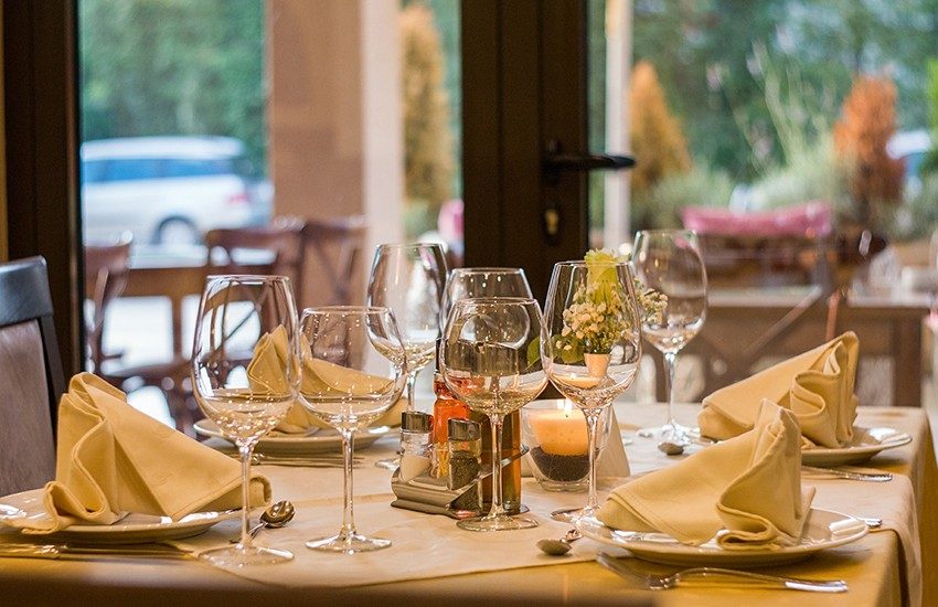 L’ordinanza del sindaco Festa. Chiusi i bar da domani alle 14 per evitare aperitivi e assembramenti