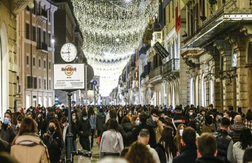 Come si sospettava. Maxi assembramenti nelle città per lo shopping natalizio