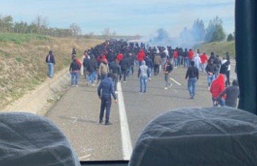 Scontro tra ultras leccesi e baresi sull’A16. Scatta il Daspo per 17 tifosi in totale