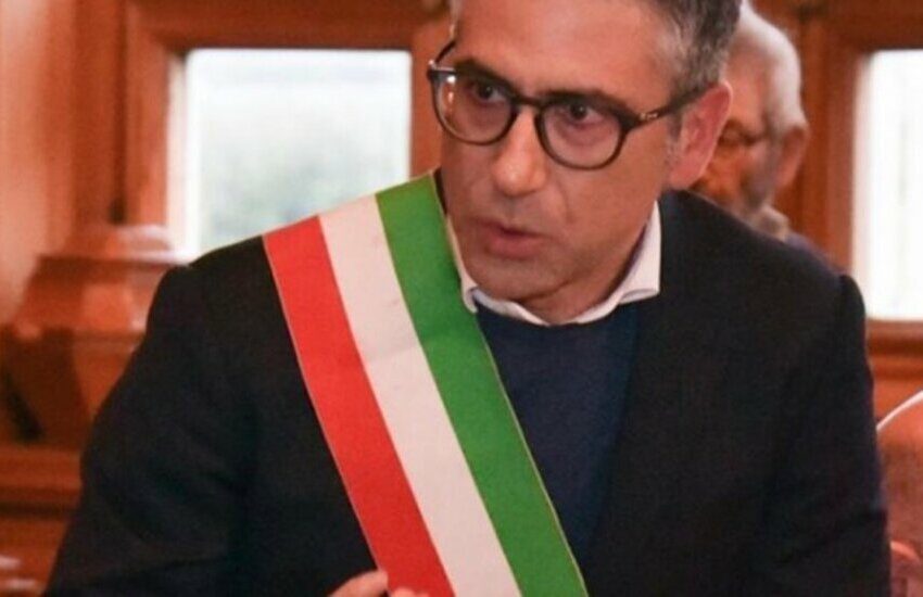 Il sindaco di Lizzanello contro il Dpcm: “A Natale pagherò la multa, ma lo passerò con mia madre”