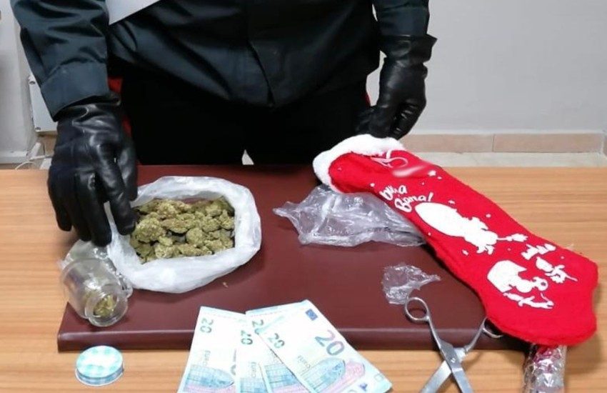 “Tradito” dalla calza della Befana, arrestato pusher ai domiciliari a Torre Annunziata