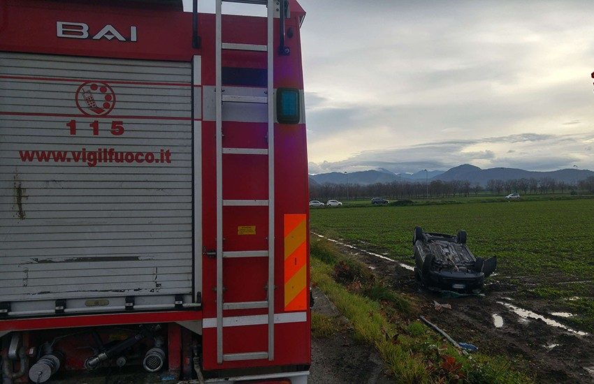 Sterpaglie prendono fuoco in due Comuni della Piana: Vigili del Fuoco sul posto