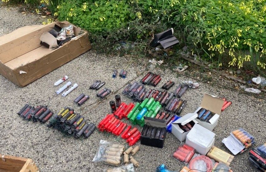 Petardi abbandonati tra i rifiuti, sequestro a carico di ignoti a Otranto