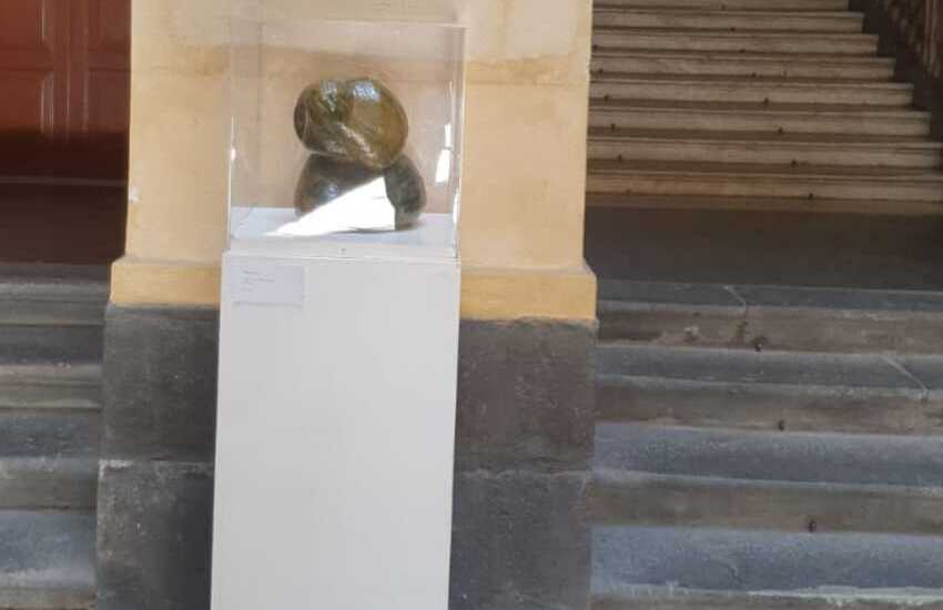 Caltagirone, un’opera di Dino Caruso nell’atrio del Municipio