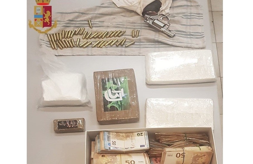 Milano, sequestrati 3,7 kg di cocaina, 120mila euro nella scatola delle scarpe e due pistole. Arrestate due persone