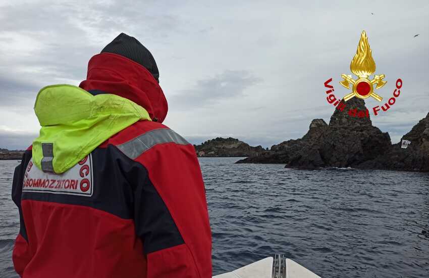 Tragedia nelle acque di fronte ai faraglioni di Acitrezza, appena recuperato il corpo di un uomo