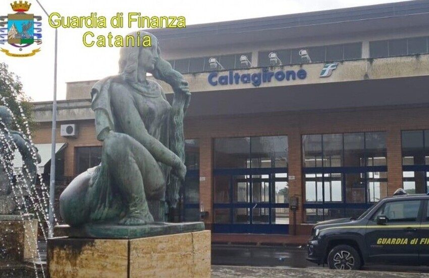 Caltagirone, giocano a briscola in cinque sui gradini. Sanzionati dalla Finanza