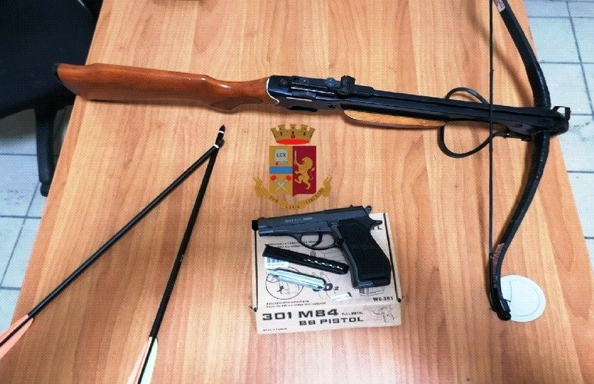 Scampia, minaccia il vicino con una balestra ed una pistola