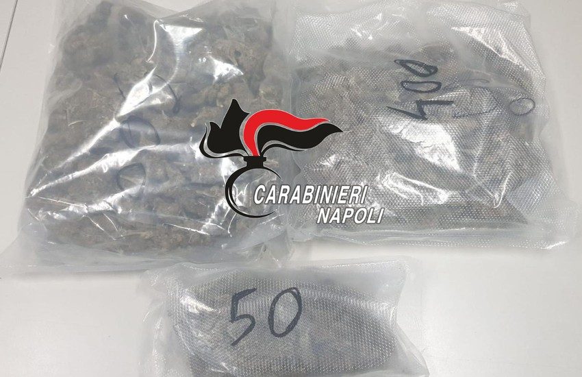 Gettano droga dal balcone per evitare l’arresto, in manette una coppia insospettabile di Boscoreale