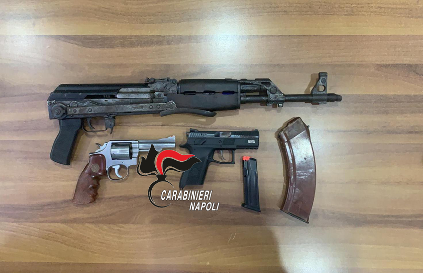 Sequestrate armi in un deposito nelle Salicelle ad Afragola, ritrovato anche un kalashnikov