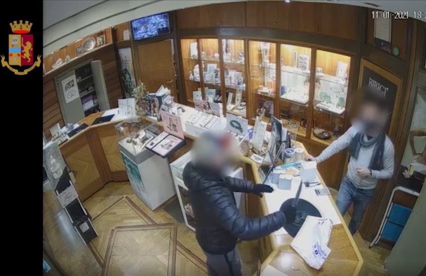 Rapina fallita in una gioielleria di Soccavo, individuato il presunto autore (VIDEO)