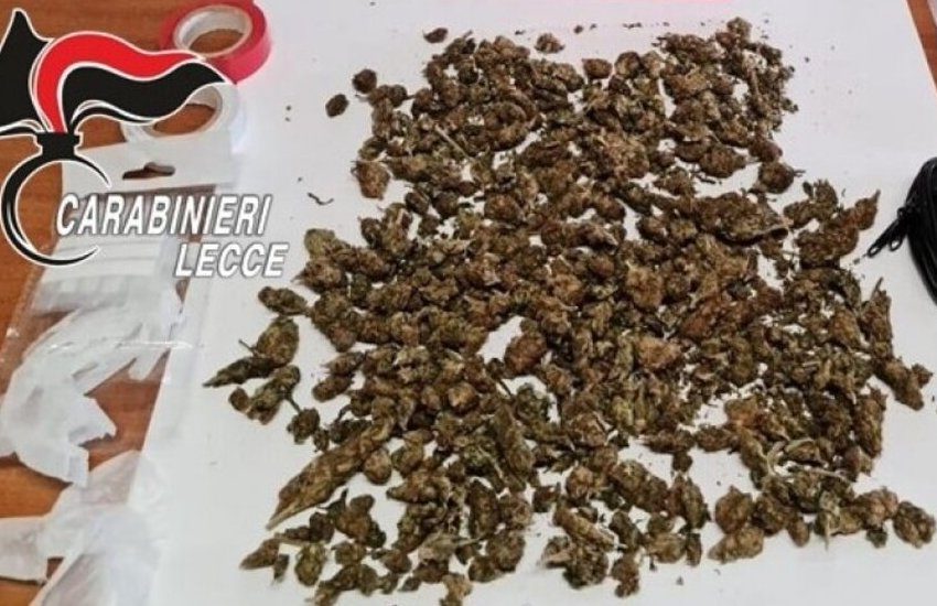 Marijuana nel cassetto della cucina e in tasca. Arrestati per spaccio due pusher salentini