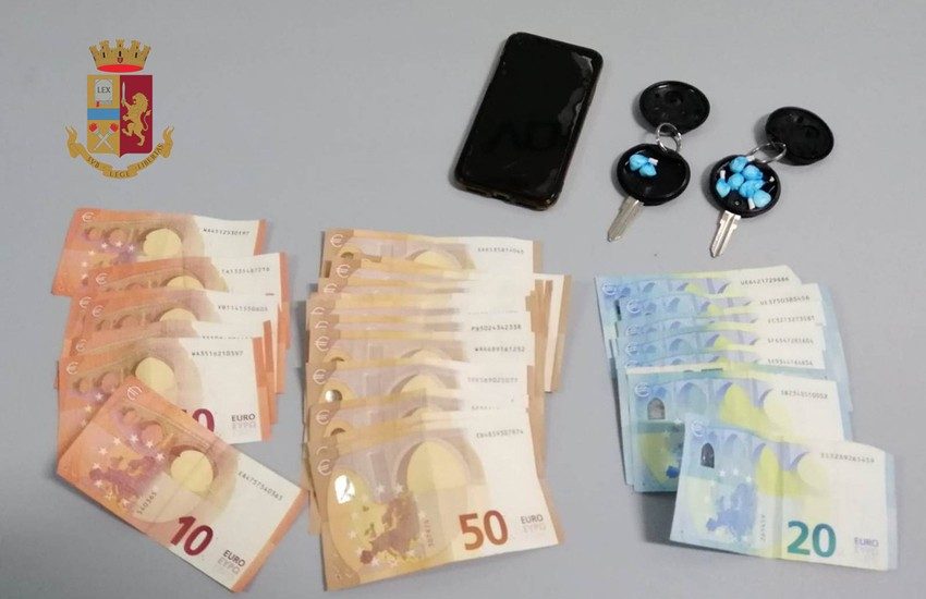 Consegna il borsello agli agenti e scappa. Denunciato per spaccio 27enne nigeriano