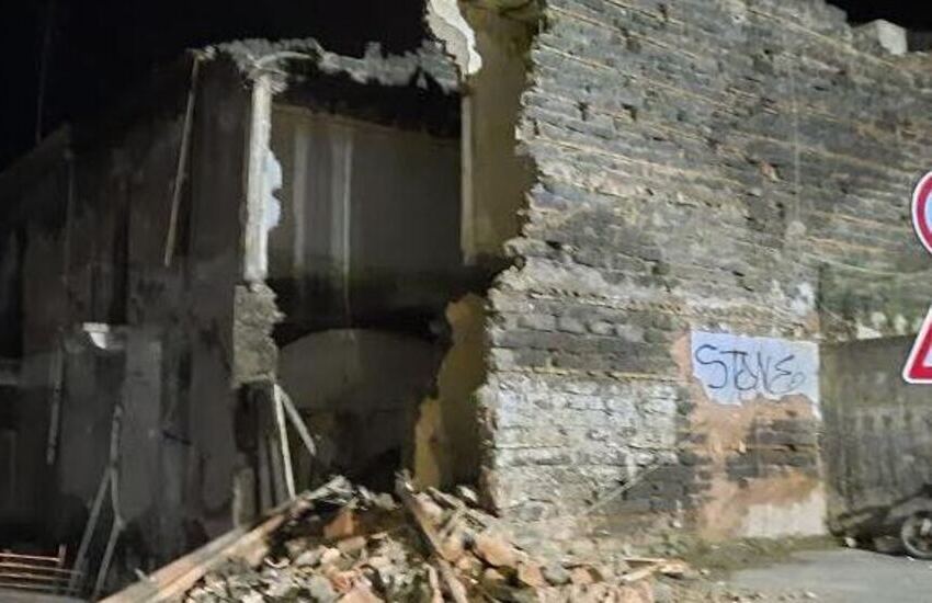Cibali, crollo di edifici disabitati in via Volturno. Sgomberate quattro famiglie