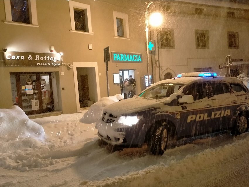 Ovindoli, furgone bloccato per la neve: la Polizia stradale soccorre l'autista e provvede al trasporto dei farmaci