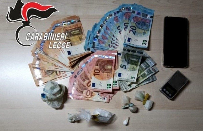 Cocaina, eroina e duemila euro in casa. Un arresto e una denuncia per spaccio a Lecce