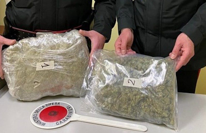 In auto e in casa con oltre 1,5 Kg di marijuana. Arrestato per spaccio 43enne