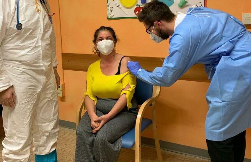 Formia, ‘ruba’ il vaccino covid alla donna che assiste: denunciata badante