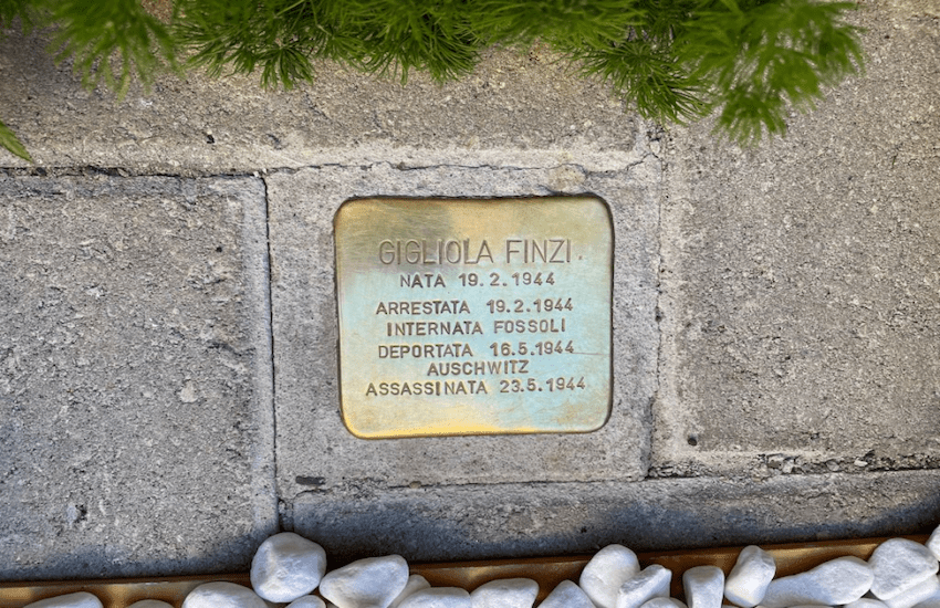 Emozione di fronte alla pietra di inciampo per la piccola Gigliola Finzi uccisa a pochi mesi davanti ad Auschwitz