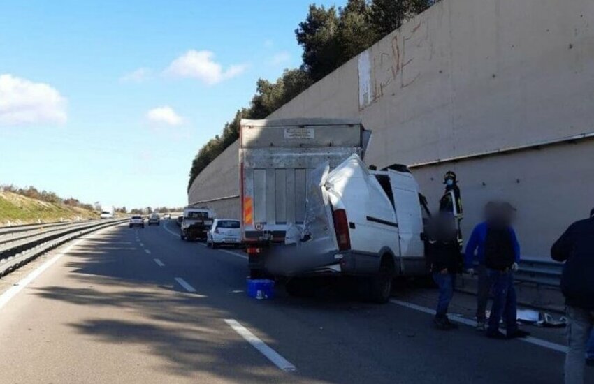 Tragedia sfiorata a Lecce. Furgone contro camion, pauroso tamponamento