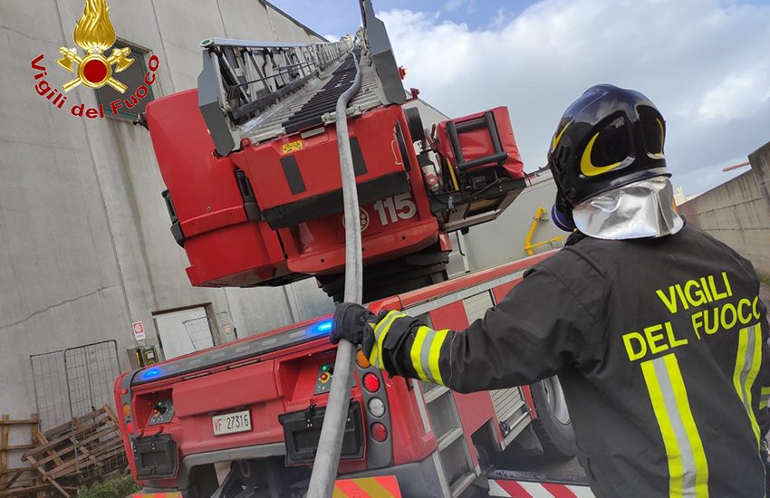 Ancora sterpaglie in fiamme: paura sulla SS 284