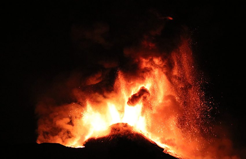 Etna, continua il suo show con il quinto parossisma in pochi giorni: caduta di cenere e getti di lava alti 1 km