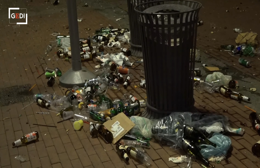 Milano: La distesa di bottiglie in Darsena dopo il ‘rave party’ – Video