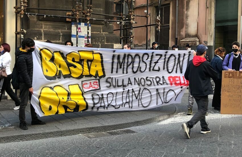 Catania, “Ora parliamo noi!”,  presidio di studenti e studentesse alla Prefettura – [VIDEO]