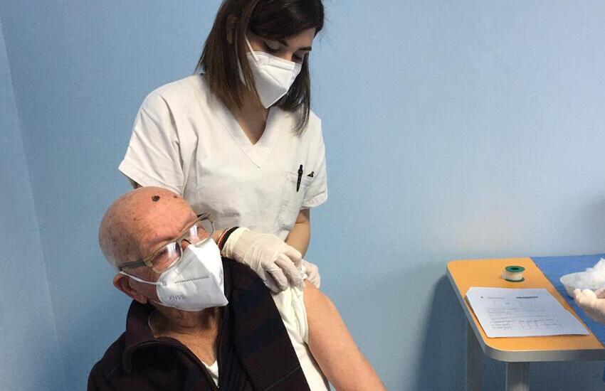 Covid, al via vaccinazioni a over 80: ecco chi è il siciliano più anziano immunizzato