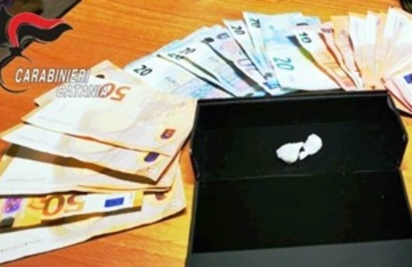 Via Sebastiano Catania, ingoia la cocaina per evitare l’arresto: pusher in manette