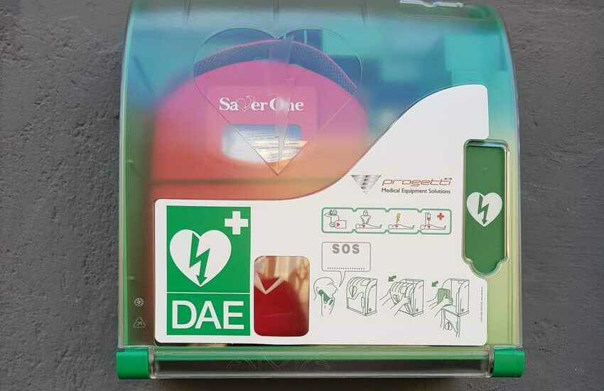 Un nuovo defibrillatore in piazza Bellini in sostituzione di quello rubato
