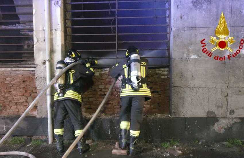 Incendio in città, fiamme distruggono un appartamento. Tanta paura per gli inquilini