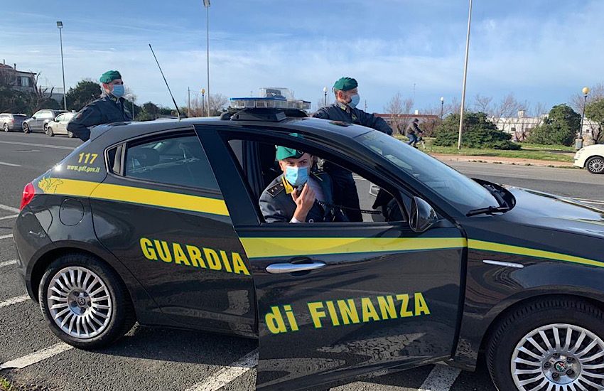 OCCULTAVANO HASHISH E COCAINA SOTTO LA MASCHERINA:  ARRESTATI