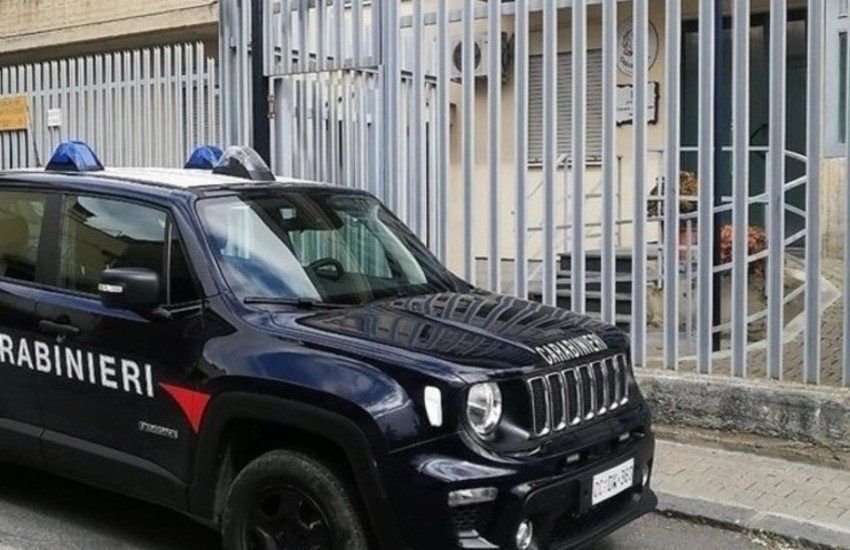 Mineo, prima picchia il figlioletto e dopo la convivente accorsa per proteggerlo. Arrestato