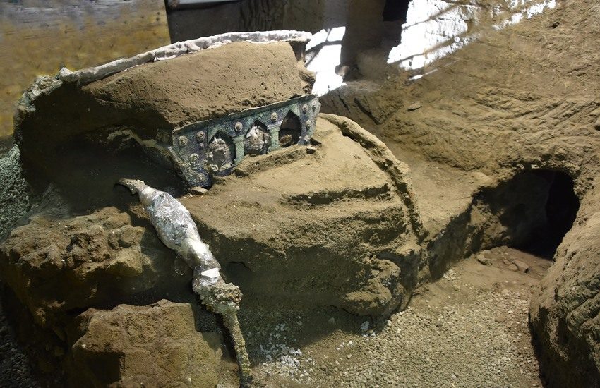 Grande carro da parata con decorazioni in bronzo e stagno, l’ultima straordinaria scoperta di Pompei