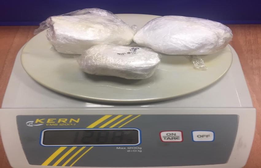 Denunciato per spaccio, ferisce un agente per sfuggire all’arresto. Nei guai 25enne