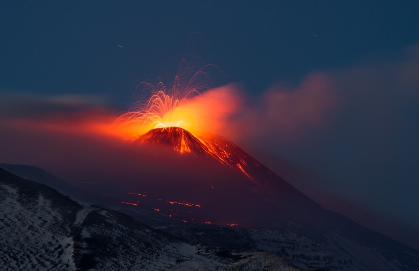Etna, ancora un nuovo parossismo dal Sud-Est, fontana di lava alta 800 metri